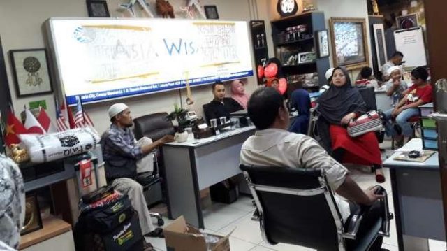 87703-calon-jamaah-umrah-di-kantor-kjl-travel-di-thamrin-city