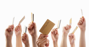 Tangan-tangan memegang kartu kredit